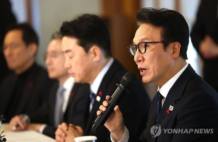 金총리 "석유화학·철강 구조개편 불가피…근로자 보호도 주력"