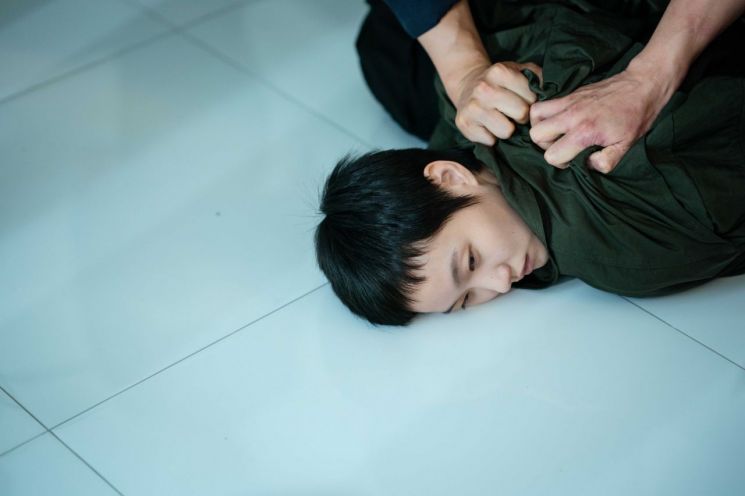 눈꺼풀 떨림 하나가 사건이 된다…김고은의 '정지된 연기'[라임라이트]