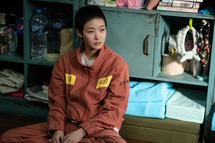 눈꺼풀 떨림 하나가 사건이 된다…김고은의 '정지된 연기'[라임라이트]