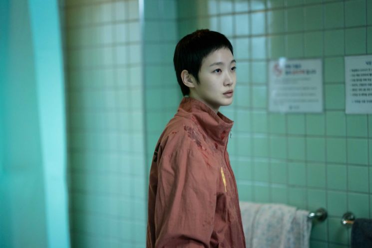 눈꺼풀 떨림 하나가 사건이 된다…김고은의 '정지된 연기'[라임라이트]