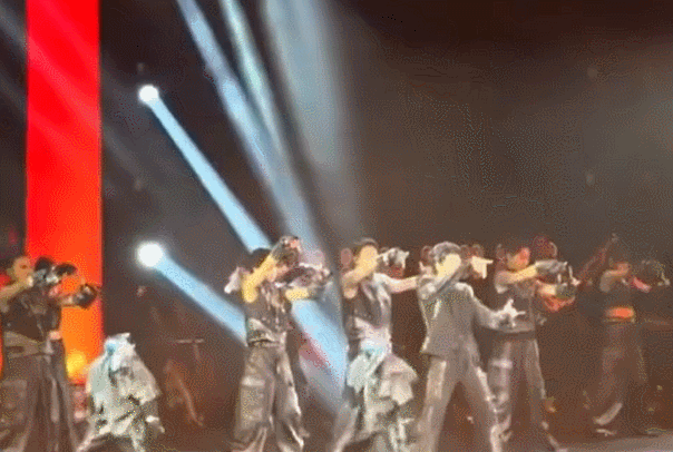 "사람인 줄…무대에서 프로처럼 춤추네" 칼군무에 머스크도 감탄한 中 로봇