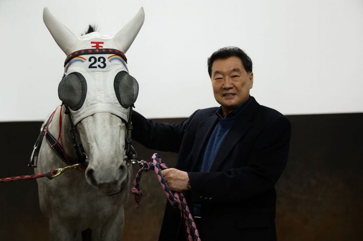 성적 너머의 선택… 은퇴 경주마 ‘메이저킹’을 끝까지 책임진 김진영 마주