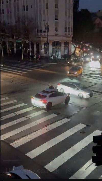 웨이모는 멈추고, 테슬라는 달렸다…美샌프란 정전 쇼크 후폭풍