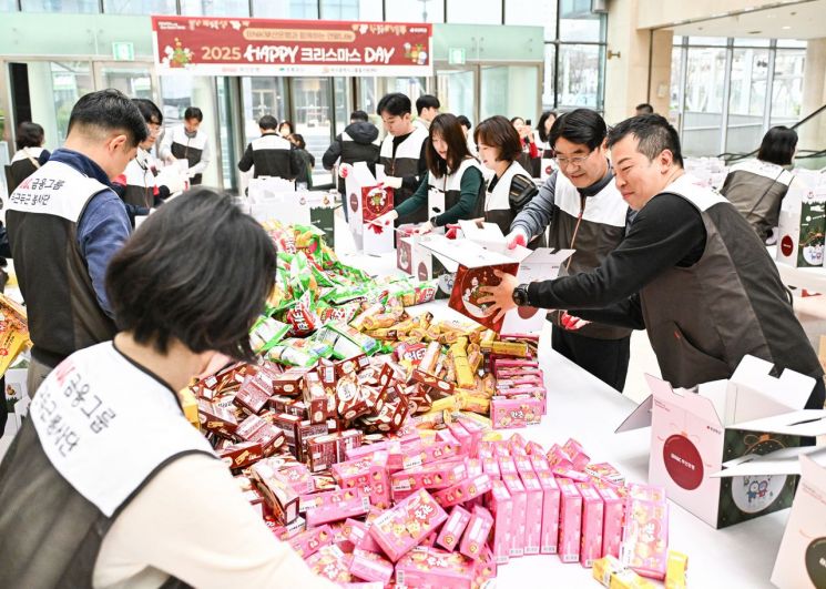 아이가 고른 선물… BNK부산은행, 연말 '지역봉사의 날' 펼쳐