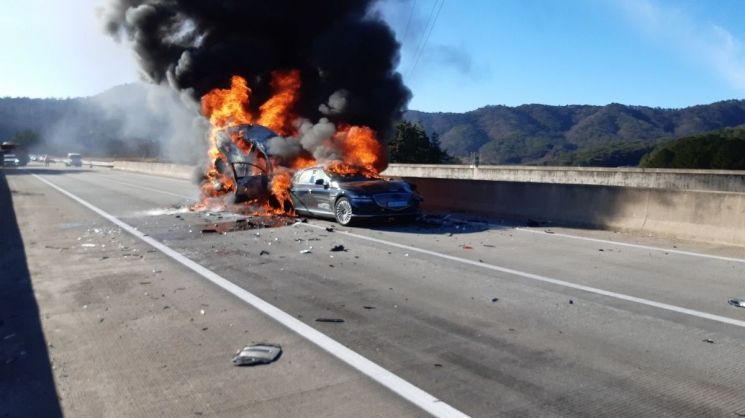 서해안고속도로 몽탄2터널 인근서 7중 추돌…차량 3대 전소