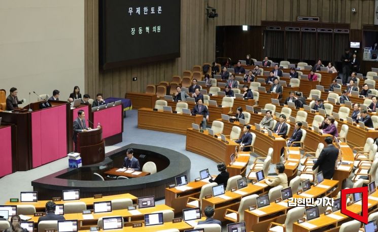 [포토] '내란전담재판부법' 필리버스터 하는 국민의힘 장동혁 대표