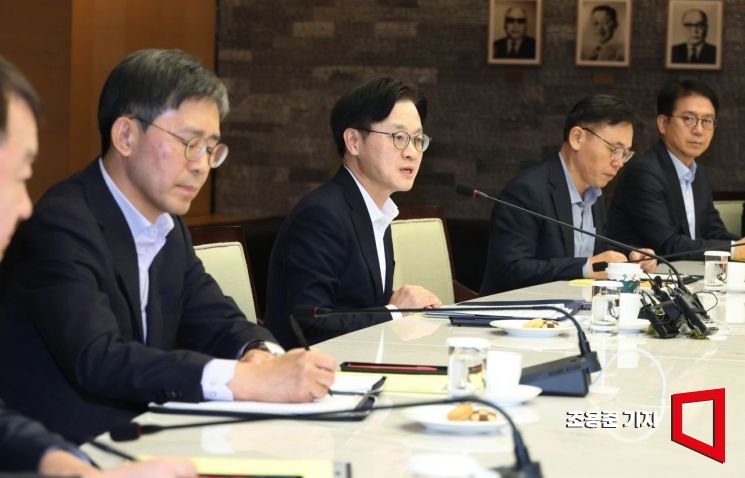 [포토] 석유화학업계 사업재편 CEO 간담회 발언하는 김정관 장관