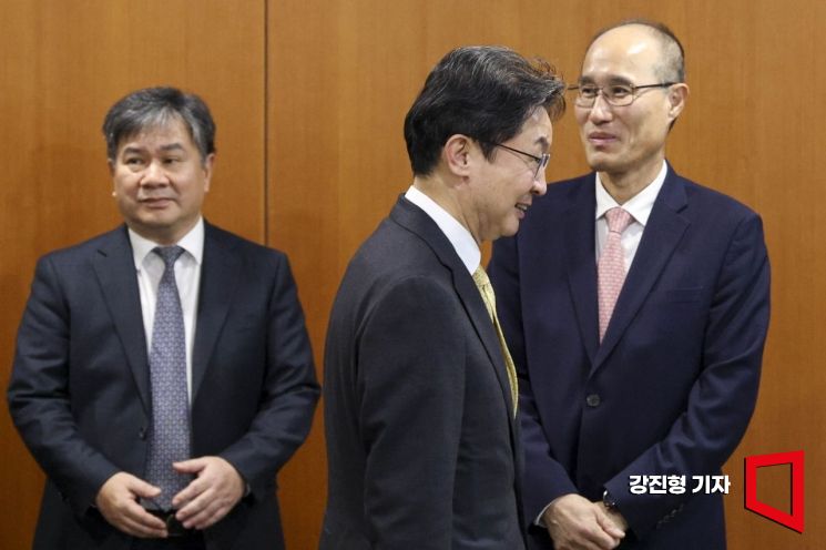 [포토] 생산적 금융 대전환 회의 참석한 이억원 금융위원장