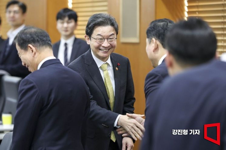 [포토] 참석자들과 인사하는 이억원 금융위원장