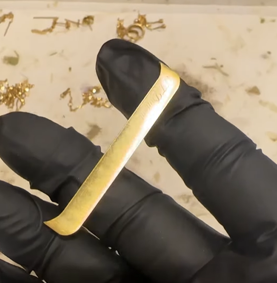 "진짜 금 또 나왔다"…에어컨 이어 15년 전 '휴대폰'에서도 발견 