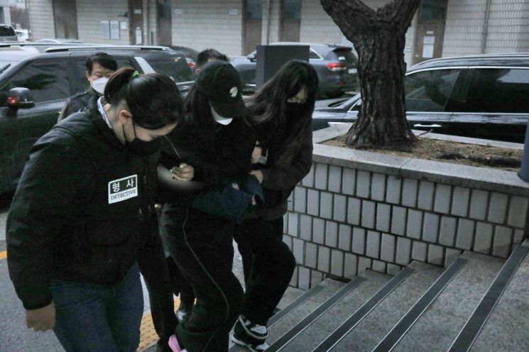 16개월 딸 학대해 숨지게 한 친모·계부 구속…서로 책임 떠넘겨