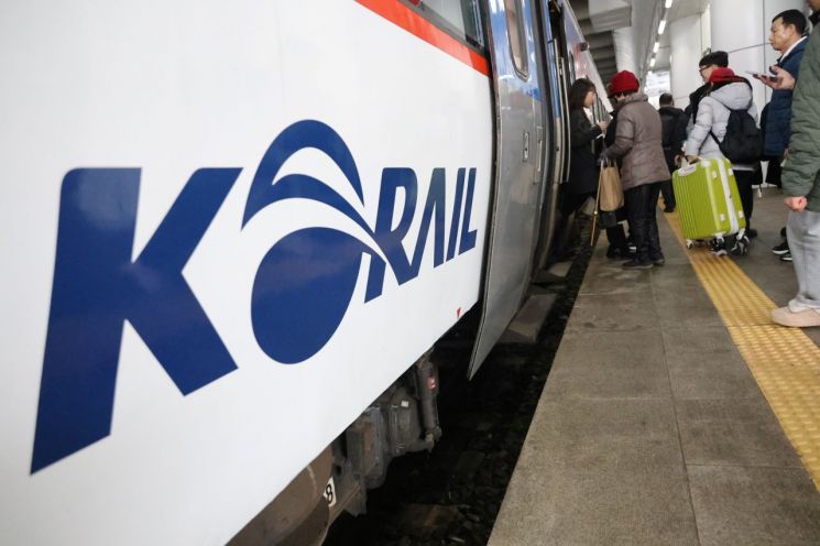 철도노조 오늘 총파업 유보키로…모든 열차 정상 운행(종합)