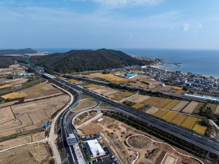 물류 대동맥 고속도로 개통으로 '사통팔달' 국토균형발전