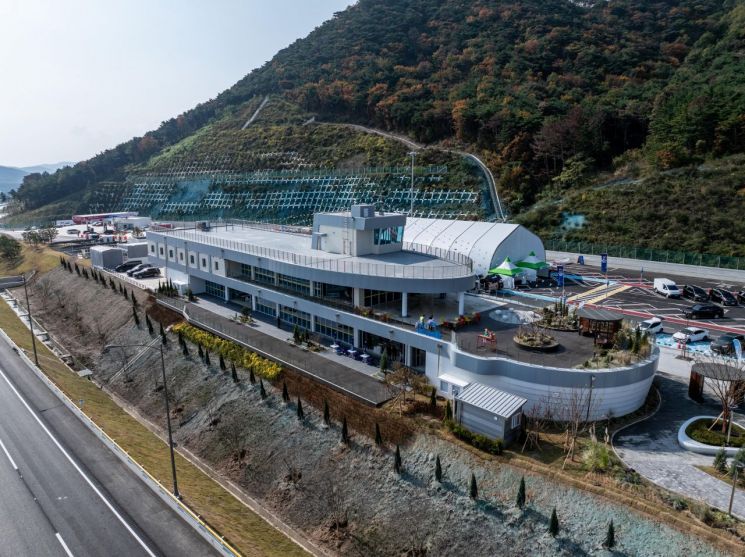 물류 대동맥 고속도로 개통으로 '사통팔달' 국토균형발전