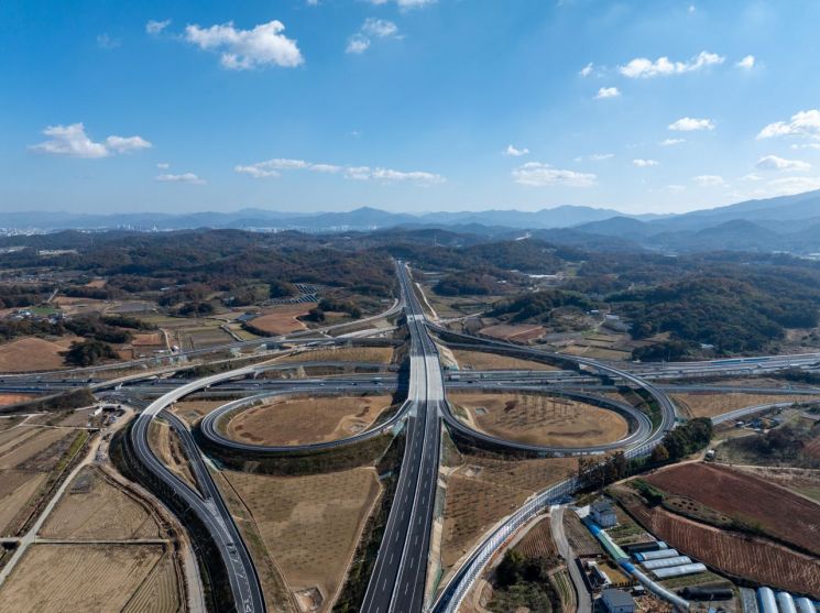 물류 대동맥 고속도로 개통으로 '사통팔달' 국토균형발전
