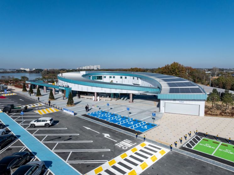 물류 대동맥 고속도로 개통으로 '사통팔달' 국토균형발전