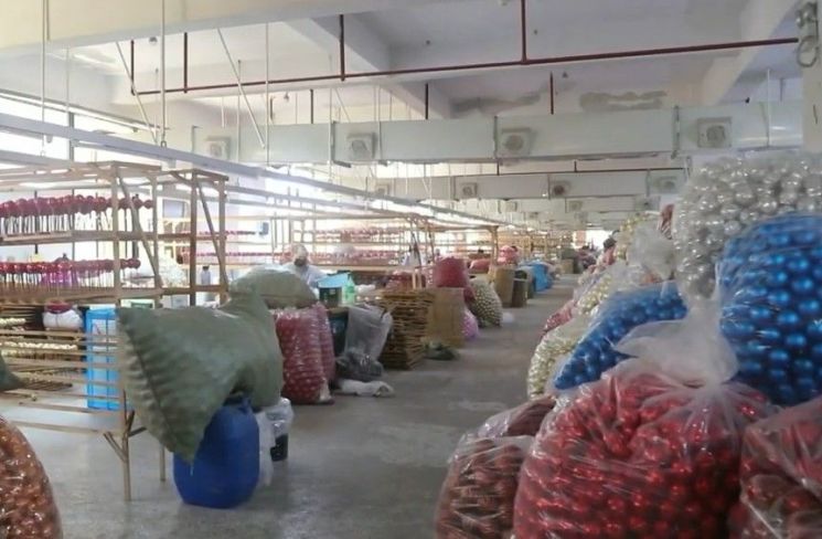 '성탄절 허브' 中 도시의 트럼프 관세 버티기