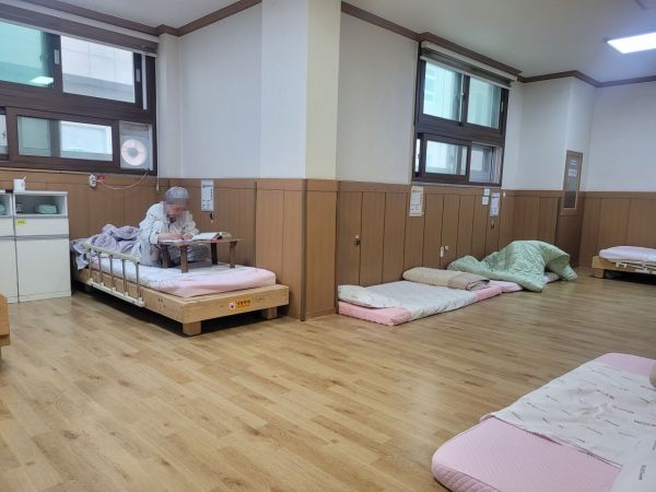 [르포]"기저귀 없애고 바닥엔 온돌"…'존엄케어' 요양병원 가보니