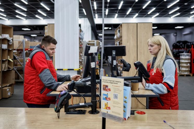 회사까지 관두더니 독일행 10배 쑥…'출금' 풀린 청년들 대거 '탈우크라'