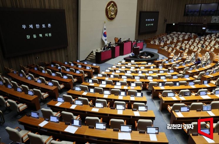 與, 내란재판부법 통과 강행…정보통신망법 개정안도 상정