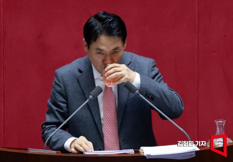 [포토] 장동혁, ‘내란재판부법 위헌 주장’ 필버 20시간 넘겨…역대 최장