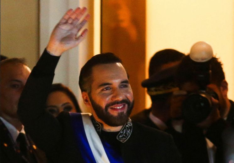 "징역 1335년 선고한다" 248명에 '탕탕탕'…갱단과 전쟁 본때 보여준 엘살바도르