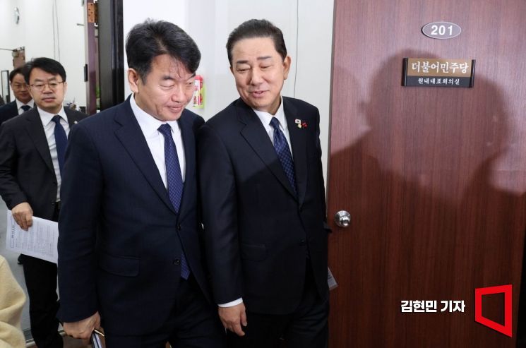 [포토] 원내대책회의 입장하는 김병기 원내대표