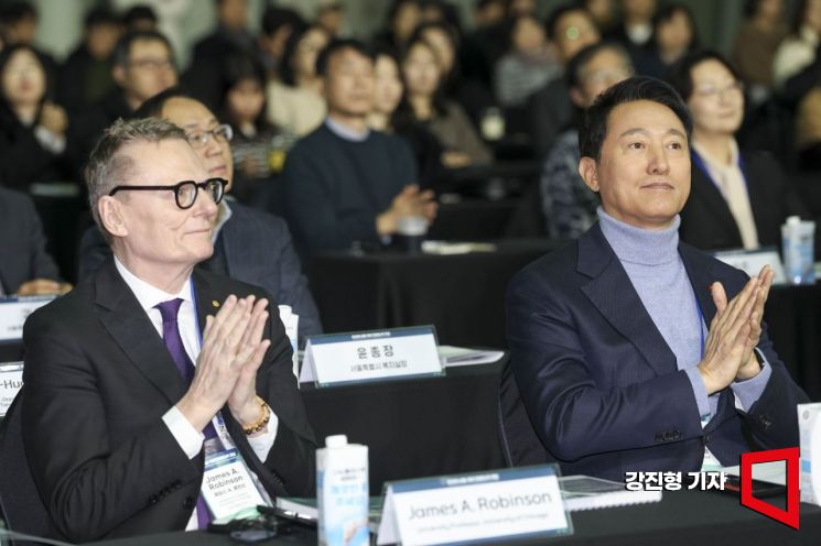 [포토] 서울 국제 디딤돌소득 포럼 참석한 오세훈 시장-로빈슨 교수