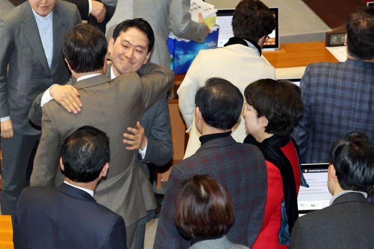 헌정사 다시 쓴 장동혁…野대표 첫 필리버스터 '24시간' 신기록