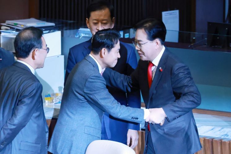 헌정사 다시 쓴 장동혁…野대표 첫 필리버스터 '24시간' 신기록