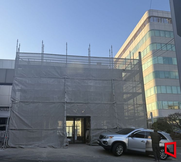 [단독]DL이앤씨도 압구정에 홍보관 연다…4·5구역 수주 준비[부동산AtoZ]