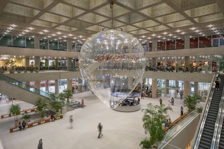 아모레퍼시픽, 본사 아트리움에 이불 작가 대형 설치작 전시 