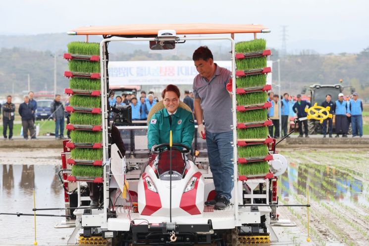 청도군, '혁신농업타운'으로 농업 구조 대전환…농가 소득 3.1배 '껑충'