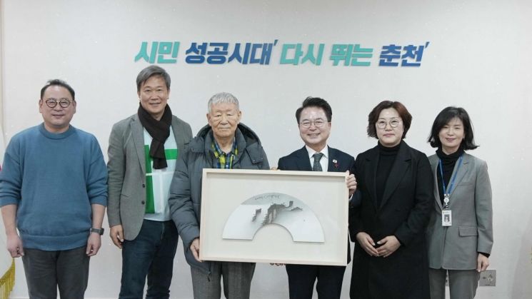 한국화 거장 임전 허문, 춘천시에 '운무산수화' 기증