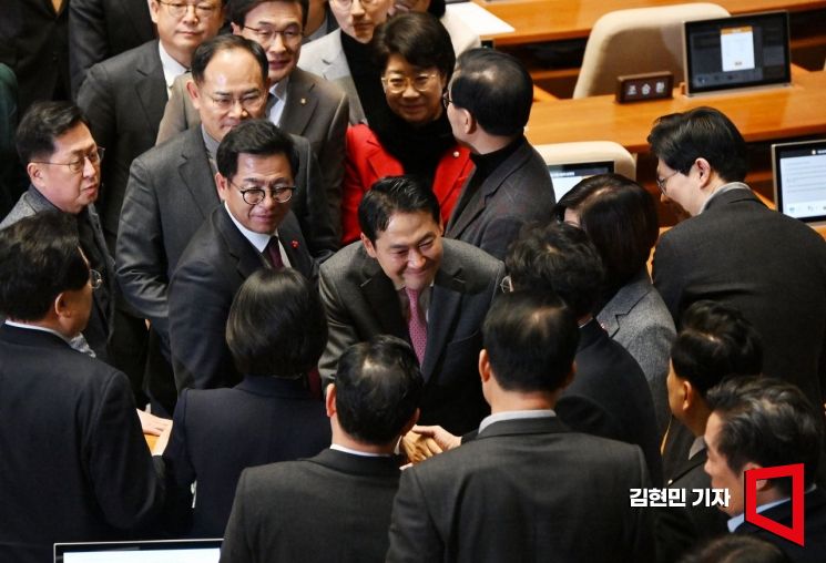 [포토] 24시간 필리버스터 마친 뒤 의원들과 인사하는 장동혁