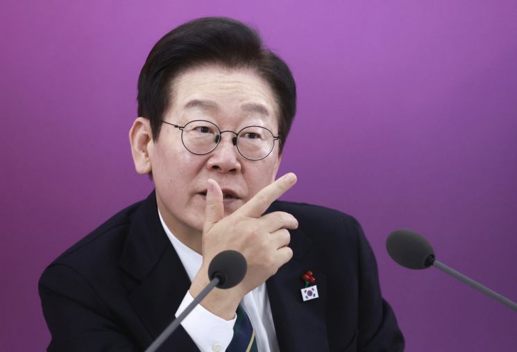 '공직자 자세' 강조한 李대통령 "혜택만 누리는 모습 눈 뜨고 못 봐…꼰대는 안 돼"