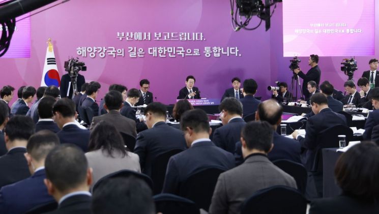 '공직자 자세' 강조한 李대통령 "혜택만 누리는 모습 눈 뜨고 못 봐…꼰대는 안 돼"