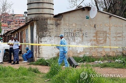 '12명 사망' 남아공 호스텔 총기 난사 용의자 1명 체포