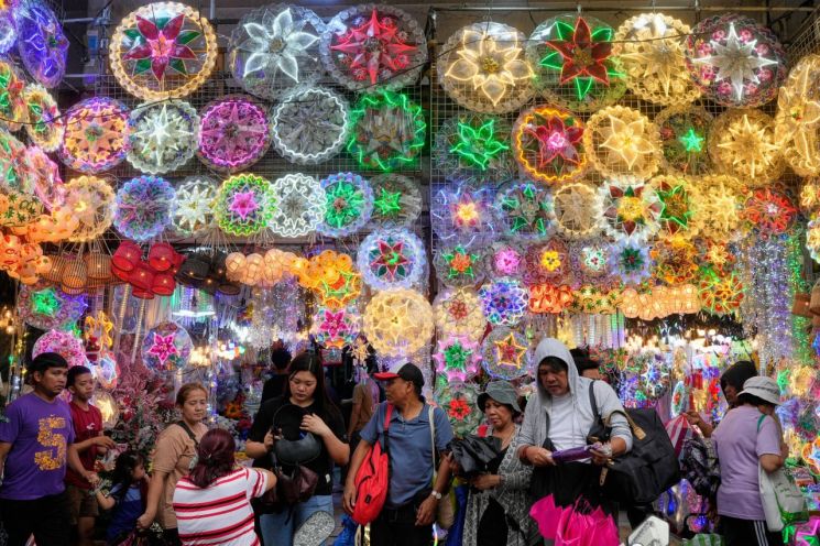 끝난 성탄절 아쉽다면 '이곳' 가세요...내년 1월까지 크리스마스 시즌