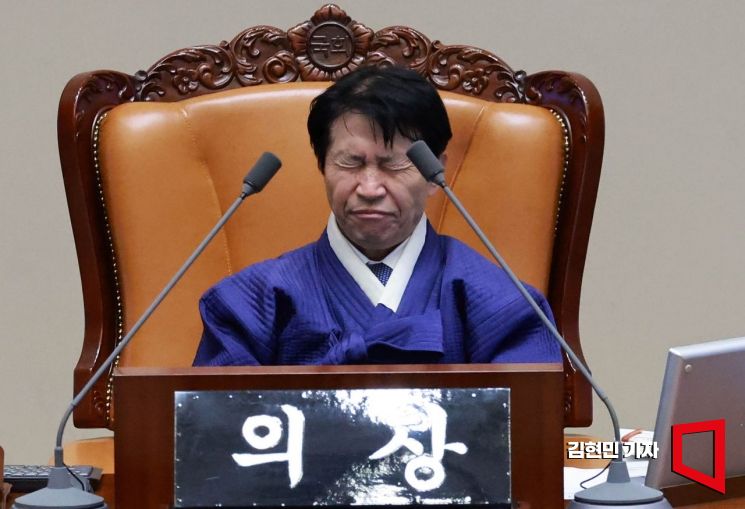 [포토] '피곤한 필리버스터 사회'