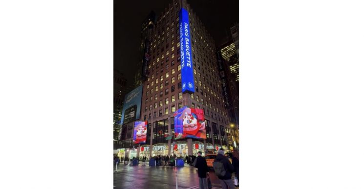 美 타임스퀘어 전광판 '파리바게뜨 크리스마스' 케이크 등장