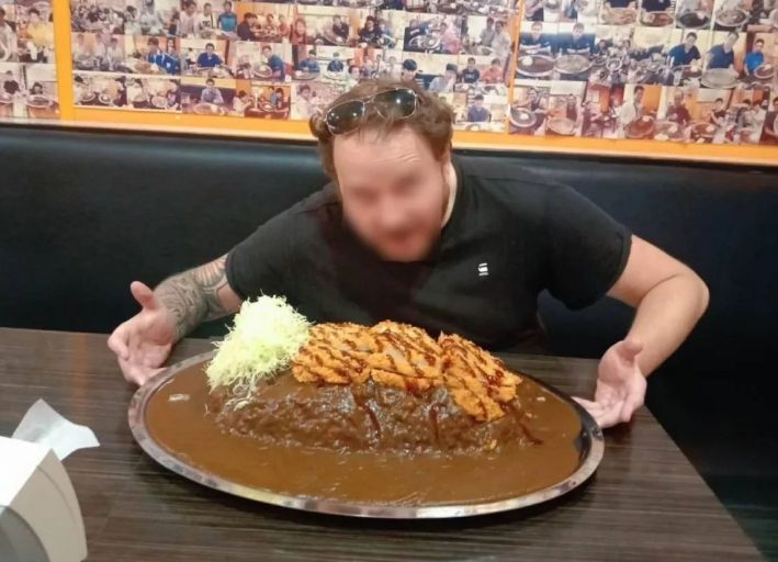 8㎏ 카레 도전 성공한 남성, 주머니에 자꾸 뭘 넣었나 봤더니