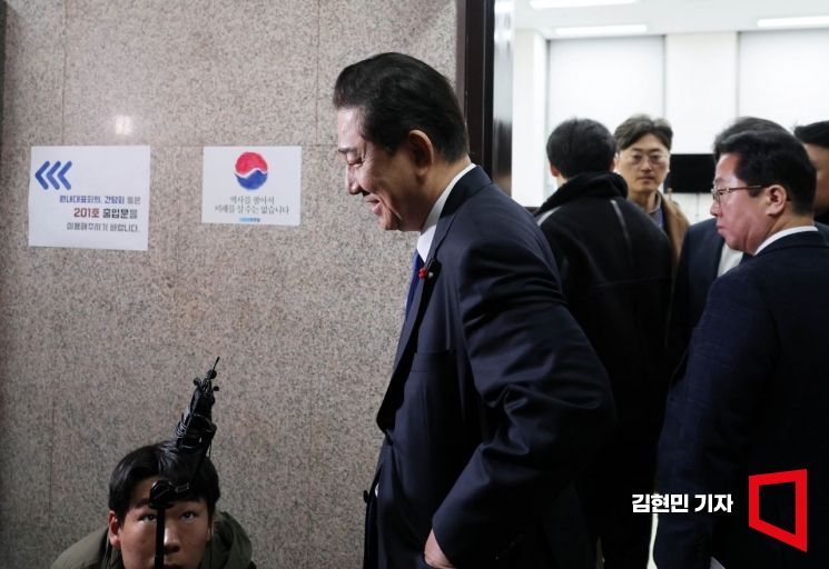 [포토] 김병기, '가족 공항 의전 논의' 보도에 "편의제공 없었다"