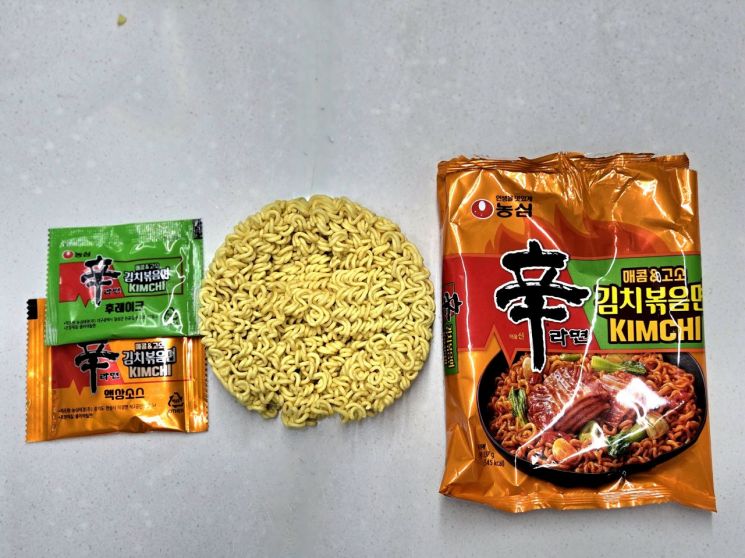 [먹어보니]불닭보다 익숙한 매운맛…자꾸 땡기는 신라면 김치볶음면