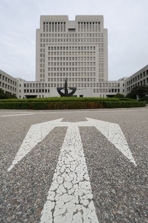 “절차 흠결로 공소X” ‘가축분뇨’ 사건 유죄 뒤집은 대법 