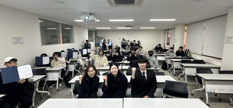 '제자사랑 장학금' 아세요?… 신라대 사회복지학과, 교수 월급서 떼어 전달