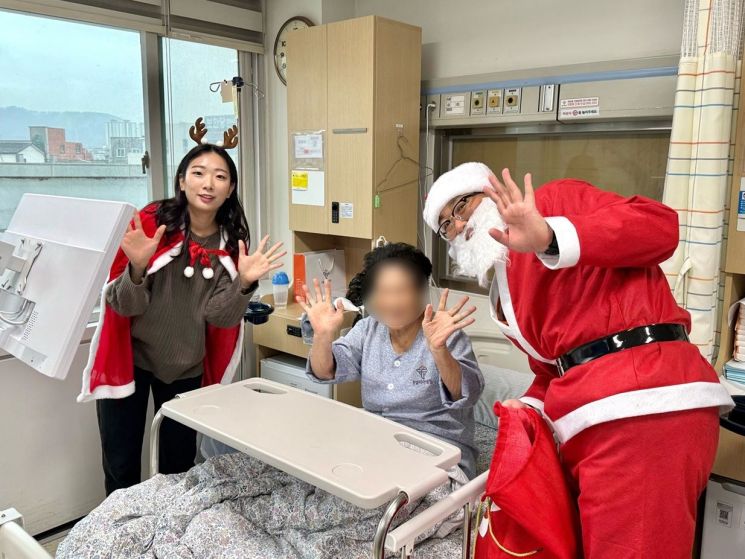 병실에 핀 '웃음꽃', 울산엘리야병원의 따뜻한 크리스마스