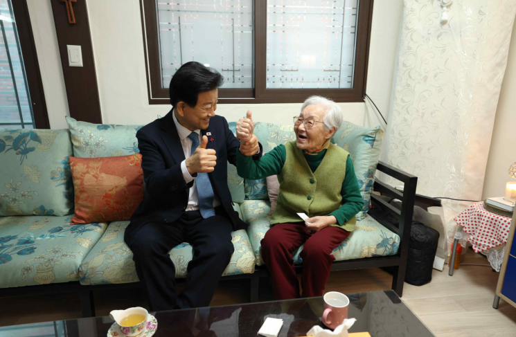 '105세' 이산가족 만난 정동영 "시간 없어…남북대화 노력"