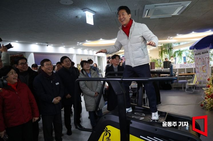 [포토] 오세훈 시장, 크리스마스 앞두고 서핑 체험