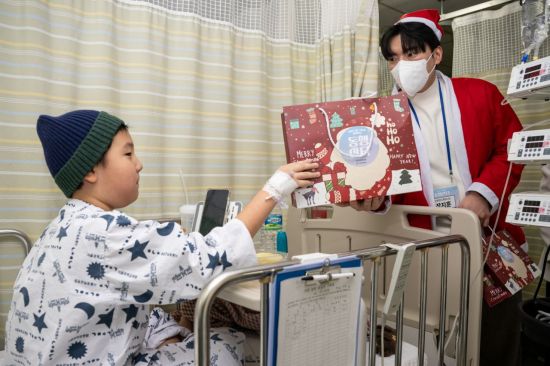 신한금융, 서울대병원서 환아 위한 '동행 산타' 봉사